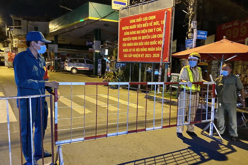 Lực lượng chức năng dựng chốt kiểm tra giao thông trên đường Lê Quang Định (phường 1, quận Gò Vấp, Thành phố Hồ Chí Minh). (Ảnh: Hồng Giang/TTXVN)