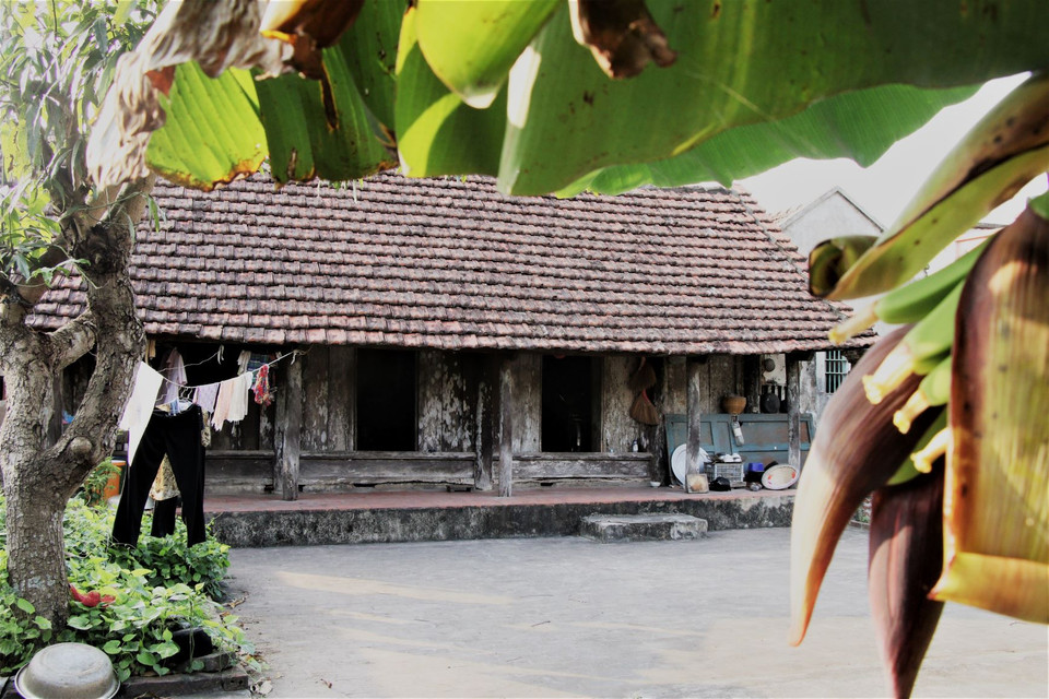 Ngôi nhà của hai chị em bà Vũ Thị Cúc và Vũ Thị Quý là một trong ngôi nhà có tuổi đời lâu nhất trong làng. Bà Cúc cho biết: 'Ngôi nhà cổ chúng tôi đang sinh sống có tuổi đời hơn 100 năm. Nhà được làm hoàn toàn bằng gỗ lim, mái ngói cổ, có 3 gian, cửa quay cùng sân vườn. Các họa tiết trang trí ở các kèo, cột và sập gụ, bàn ghế của căn nhà gần như nguyên vẹn.'