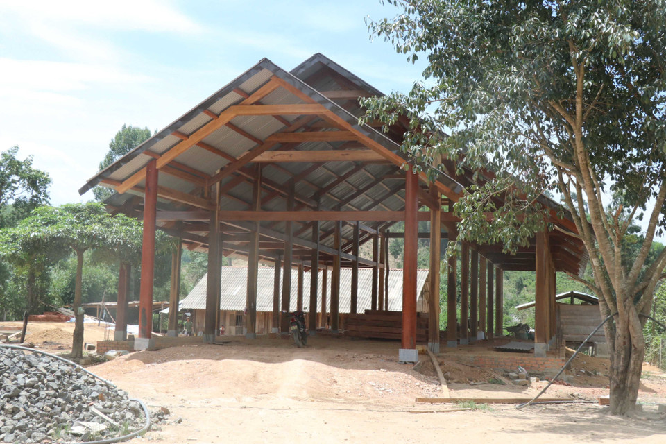 Lâm sản được khai thác trái phép ở rừng giáp ranh để dựng nhà gỗ tại thôn Ea Rớt, xã Cư Pui. (Ảnh: TTXVN)