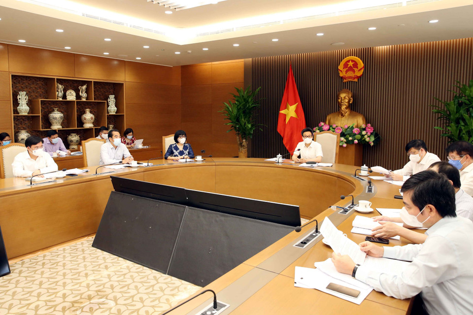 Phó Thủ tướng Vũ Đức Đam chủ trì họp về chuẩn bị chiến dịch tiêm vaccine phòng COVID-19, tiếp cận, đàm phán nhập khẩu vaccine và các dự án nghiên cứu, đầu tư sản xuất vaccine trong nước. (Ảnh: Phạm Kiên/TTXVN)