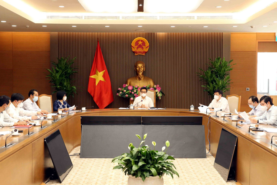 Phó Thủ tướng Vũ Đức Đam chủ trì họp về chuẩn bị chiến dịch tiêm vaccine phòng COVID-19, tiếp cận, đàm phán nhập khẩu vaccine và các dự án nghiên cứu, đầu tư sản xuất vaccine trong nước. (Ảnh: Phạm Kiên/TTXVN)