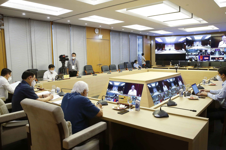 Chủ tịch Quốc hội Vương Đình Huệ và đại biểu dự Hội nghị trực tuyến. (Ảnh: Doãn Tấn/TTXVN)