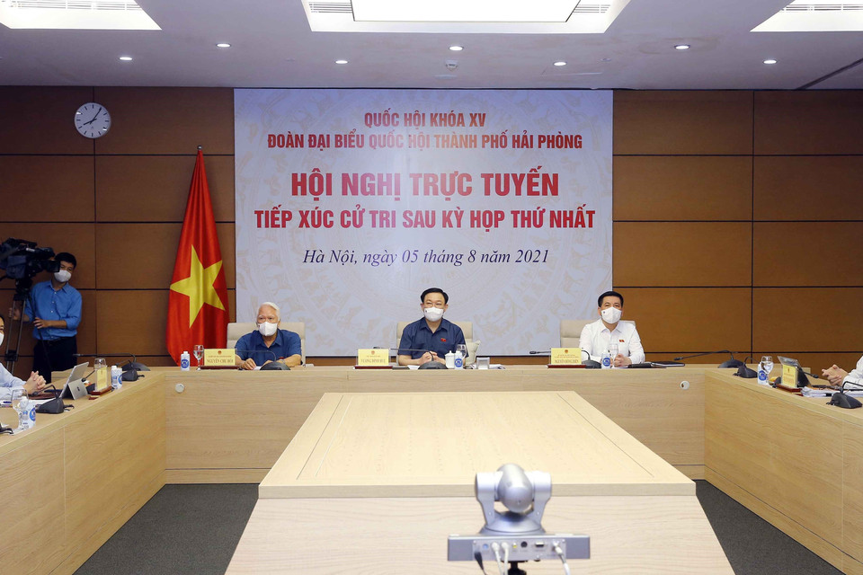 Chủ tịch Quốc hội Vương Đình Huệ và đại diện Đoàn đại biểu Quốc hội thành phố Hải Phòng dự Hội nghị trực tuyến tiếp xúc cử tri. (Ảnh: Doãn Tấn/TTXVN)