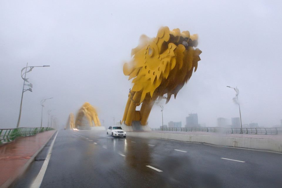 Mưa lớn gây hạn chế tầm nhìn cho các phương tiện lưu thông truyến các tuyến đường. (Ảnh: Trần Lê Lâm/TTXVN)