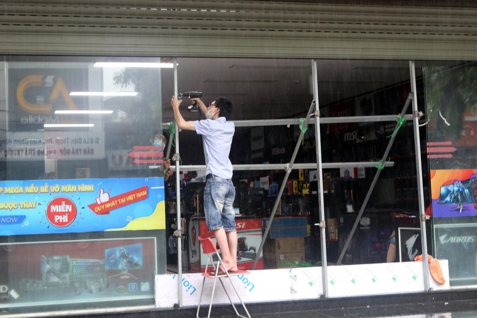 Người dân Đà Nẵng gia cố lại nhà cửa để tiếp tục chống bão số 5. (Ảnh: Trần Lê Lâm/TTXVN)