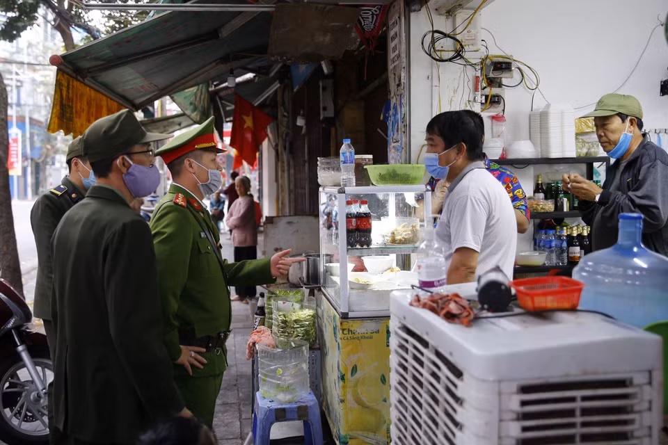  Lực lượng chức năng Công an phường Hàng Mã ra quân đề nghị các hộ kinh doanh đóng cửa quán ăn đường phố, trà đá, càphê. (Ảnh: Doãn Tấn/TTXVN)