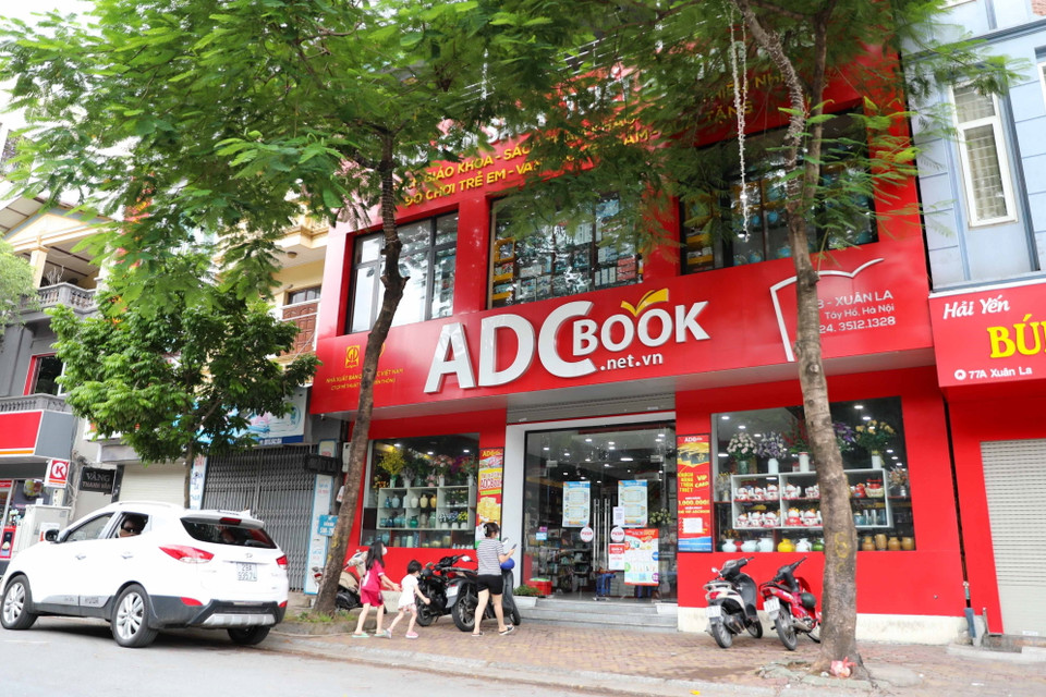 Từ 12h ngày 16/9, cửa hàng ADCBook (75B, Xuân La, quận Tây Hồ) đã mở cửa trở lại. (Ảnh: Thanh Tùng/TTXVN)