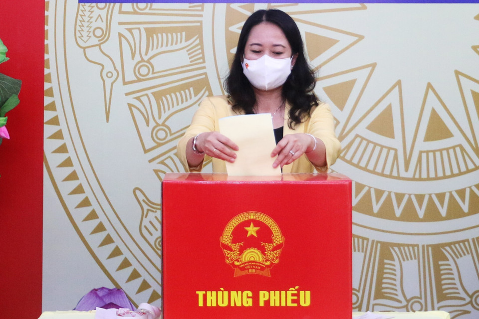 Ủy viên Trung ương Đảng, Phó Chủ tịch nước Võ Thị Ánh Xuân, Phó Chủ tịch Hội đồng bầu cử Quốc gia bỏ lá phiếu bầu đại biểu Quốc hội khóa XV và đại biểu Hội đồng nhân dân các cấp nhiệm kỳ 2021-2026. (Ảnh: Công Mạo/TTXVN)