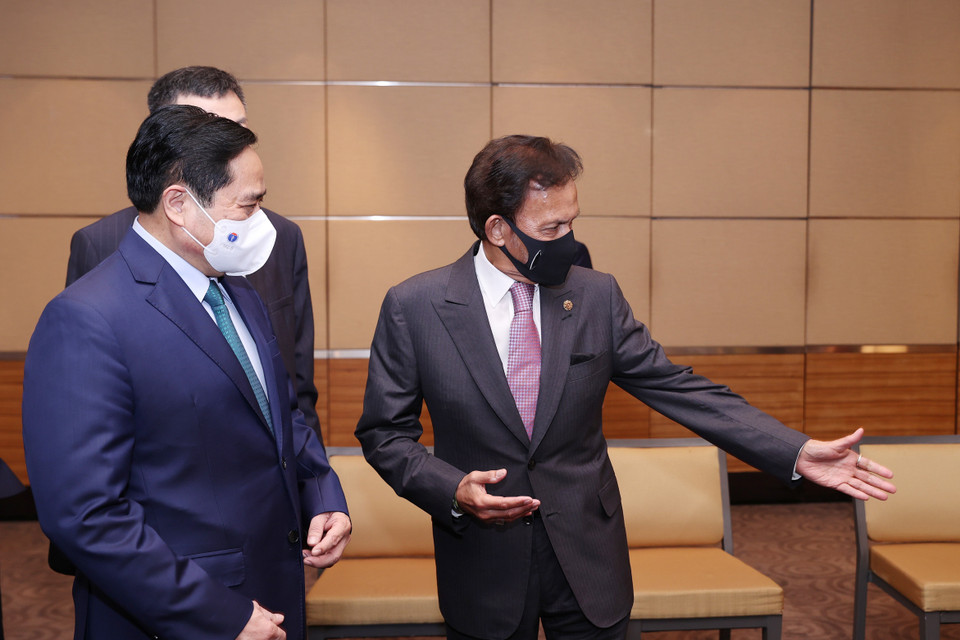 Thủ tướng Phạm Minh Chính chào xã giao Quốc vương Brunei Haji Hassanal Bolkiah, Chủ tịch ASEAN 2021. (Ảnh: Dương Giang/TTXVN)