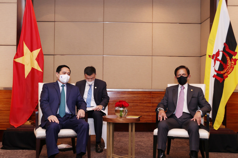 Thủ tướng Phạm Minh Chính chào xã giao Quốc vương Brunei Haji Hassanal Bolkiah, Chủ tịch ASEAN 2021. (Ảnh: Dương Giang/TTXVN)