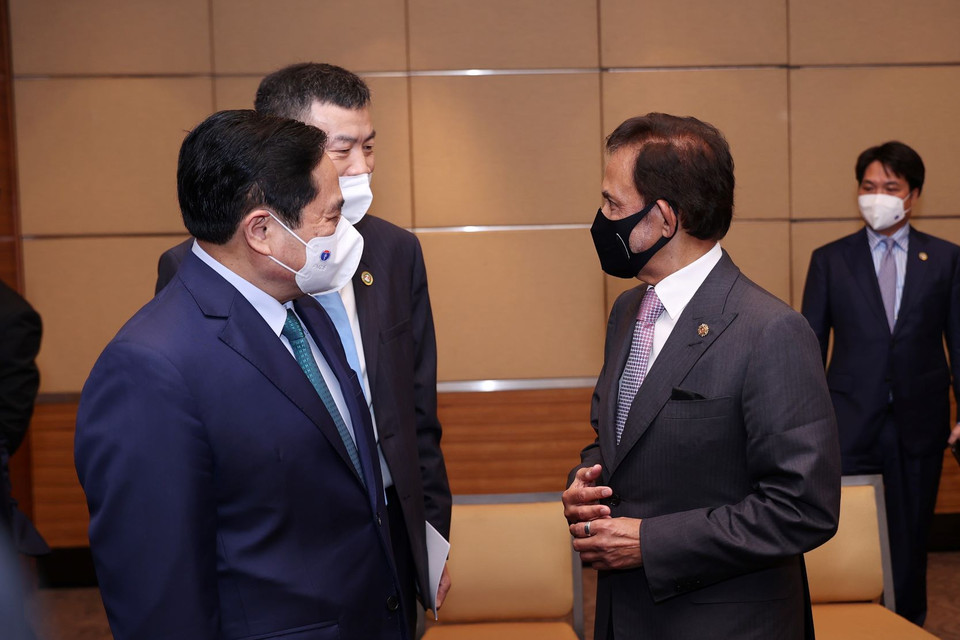 Thủ tướng Phạm Minh Chính chào xã giao Quốc vương Brunei Haji Hassanal Bolkiah, Chủ tịch ASEAN 2021. (Ảnh: Dương Giang/TTXVN)