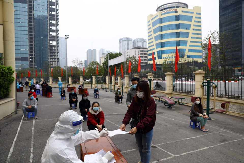 Đợt lấy mẫu vừa qua ưu tiên cho những đối tượng từ vùng dịch Hải Dương trở về. (Ảnh: Huy Hùng/TTXVN)