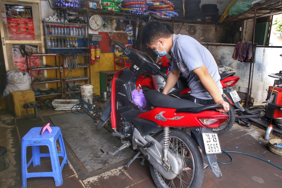 Một cửa hàng sửa xe trên phố Đội Cấn (Ba Đình) mở cửa trở lại. (Ảnh: Tuấn Đức/TTXVN)