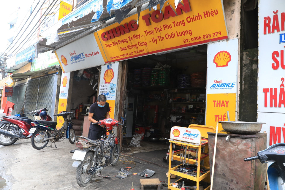 Một cửa hàng sửa chữa xe đạp mở cửa trở lại tại xã Bình Minh, huyện Thanh Oai. (Ảnh: Tuấn Anh/TTXVN)