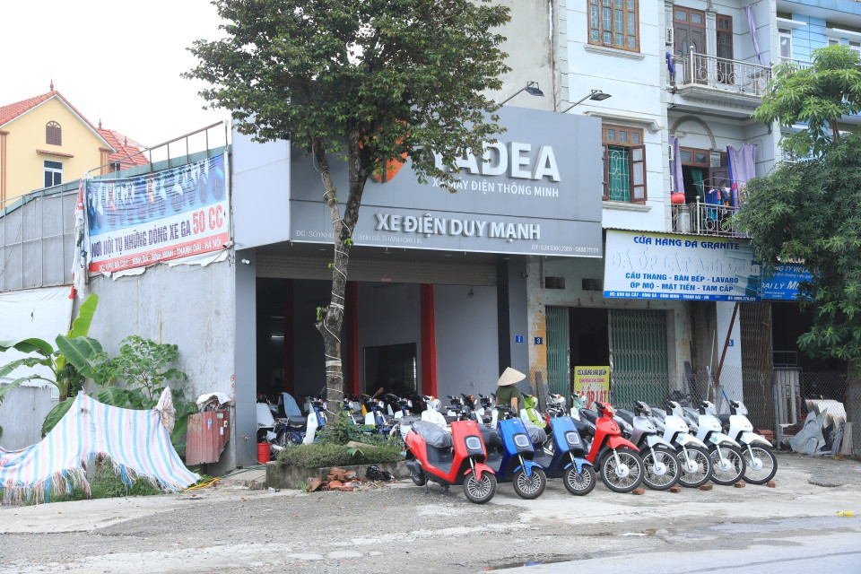 Một cửa hàng bán xe điện tại xã Bình Minh, huyện Thanh Oai đã mở cửa trở lại. (Ảnh: Tuấn Anh/TTXVN)