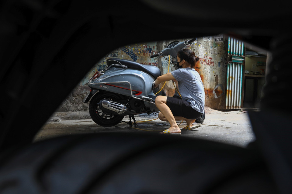 Các cửa hàng sửa chữa phương tiện giao thông được mở cửa trở lại từ 12h ngày 16/9. (Ảnh: Thành Đạt/TTXVN)