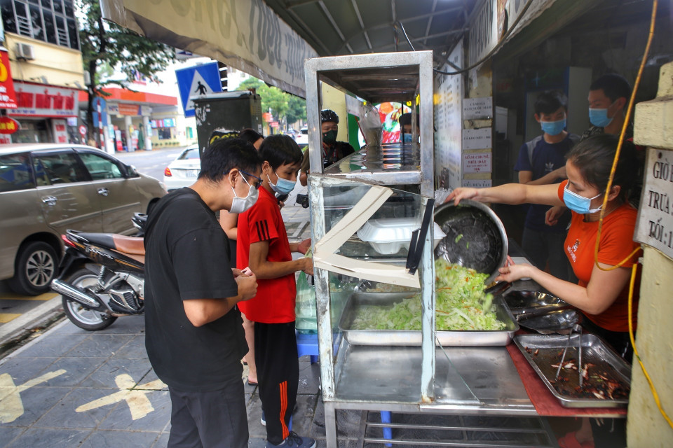 Một cửa hàng cơm trên phố Thuỵ Khuê (Tây Hồ) phục vụ khách mang về. (Ảnh: Tuấn Đức/TTXVN)