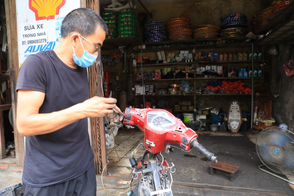 Một cửa hàng sửa chữa xe máy đã được mở cửa tại xã Bình Minh, huyện Thanh Oai. (Ảnh: Tuấn Anh/TTXVN)