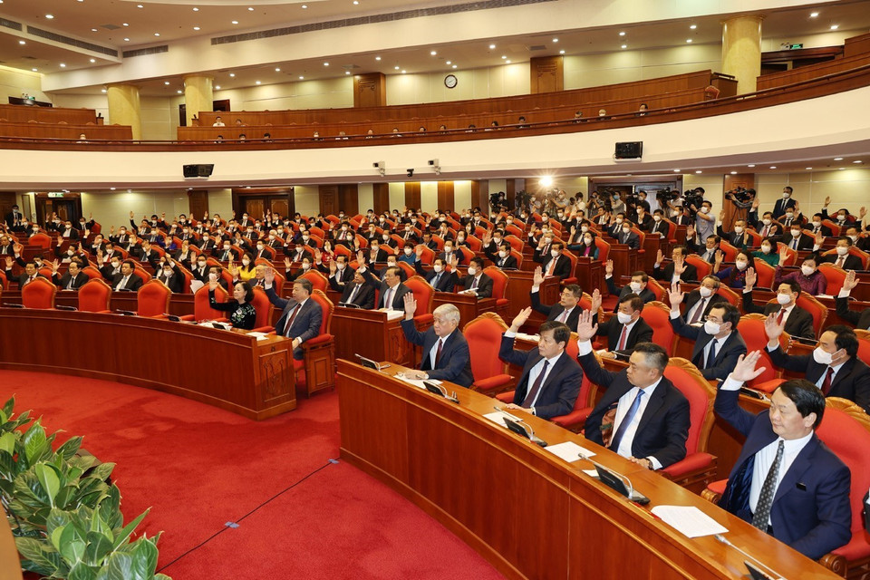 Các lãnh đạo Đảng, Nhà nước và các đại biểu biểu quyết thông qua chương trình Hội nghị. (Ảnh: Trí Dũng/TTXVN)