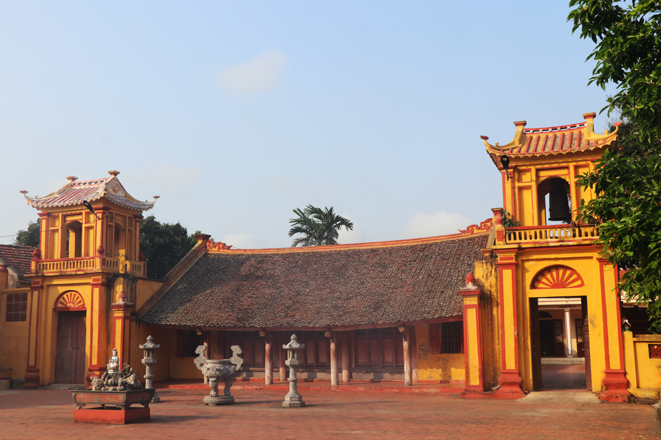 Chùa làng có tên là 'Cổ Liêu Linh Tự' xây dựng từ xa xưa, không rõ niên hiệu, chỉ biết chuông chùa được đúc vào năm Gia Long thứ 6 (tức năm 1818). Chùa đã được người dân liên tục trùng tu trong nhiều năm qua.