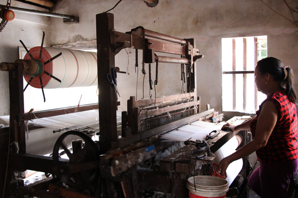 Theo các cụ cao niên trong làng, dân làng Dịch Diệp Trang thuở ban đầu làm nghề canh nông, sau này mở thêm nghề dệt, lúc này nghề dệt cửi bắt đầu hình thành. Năm 1947, dân làng đã may áo trấn thủ gửi tặng bộ đội và may tấm áo lụa gửi tặng Bác Hồ và được Người gửi thư khen. Trải qua thời gian, nghề dệt truyền thống được người dân trong làng truyền từ đời này sang đời khác và đang tiếp tục phát triển đến ngày nay…