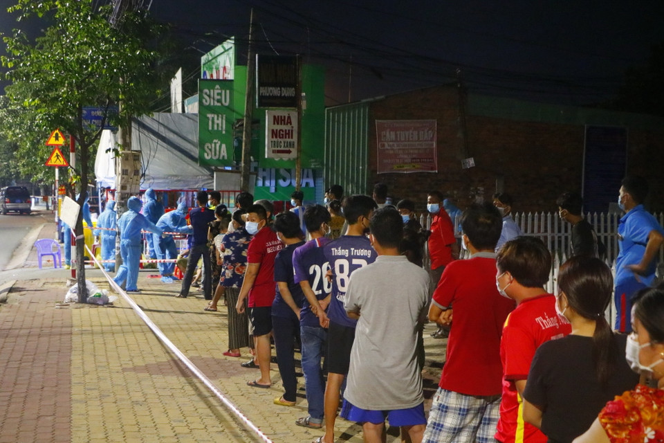 Người dân xếp hàng chờ lấy mẫu. (Ảnh: Huyền Trang/TTXVN)