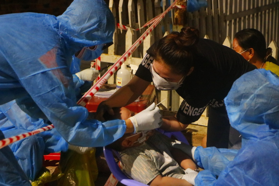 Lực lượng y tế lấy mẫu xét nghiệm COVID-19. (Ảnh: Huyền Trang/TTXVN)