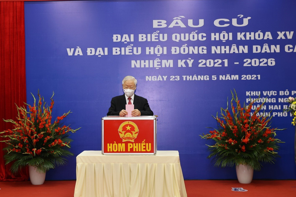 Tổng Bí thư Nguyễn Phú Trọng bỏ phiếu bầu đại biểu Quốc hội khóa XV và đại biểu Hội đồng nhân dân các cấp nhiệm kỳ 2021-2026. (Ảnh: Trí Dũng/TTXVN)
