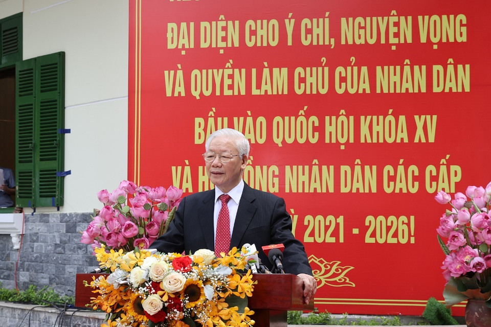 Tổng Bí thư Nguyễn Phú Trọng trả lời phỏng vấn báo chí tại Khu vực bỏ phiếu số 3, phường Nguyễn Du, quận Hai Bà Trưng, Hà Nội. (Ảnh: Trí Dũng/TTXVN)