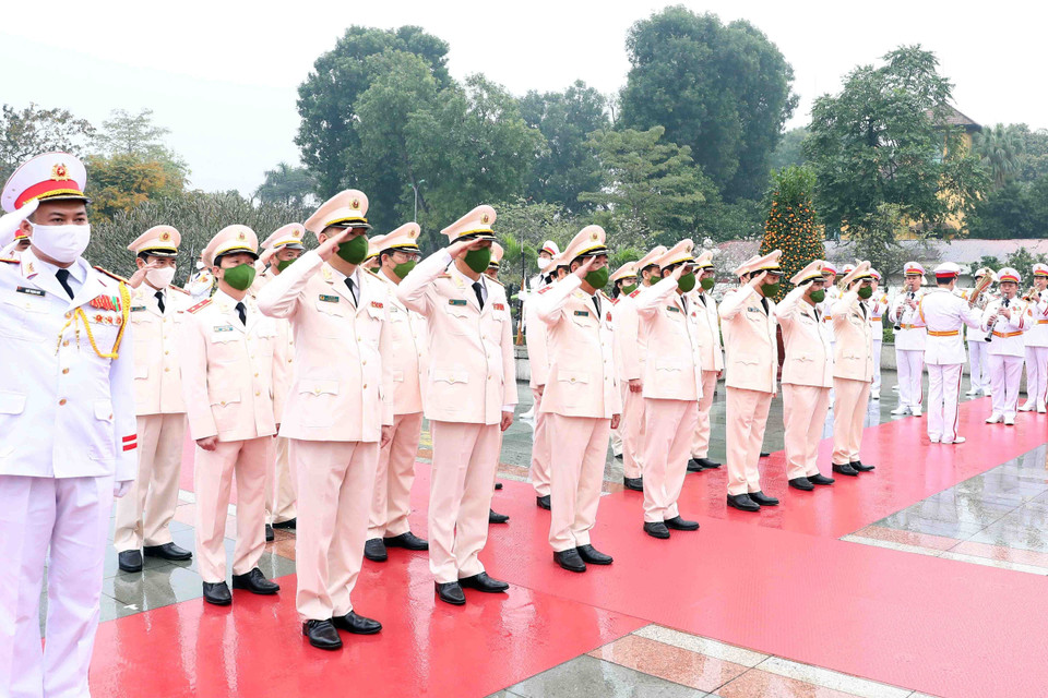 Đoàn đại biểu Đảng ủy Công an Trung ương - Bộ Công an đặt vòng hoa tưởng niệm các Anh hùng Liệt sỹ. (Ảnh: Phạm Kiên/TTXVN)