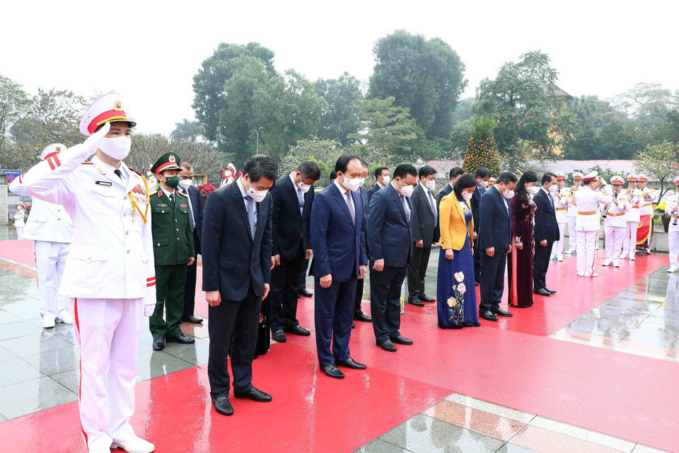 Đoàn đại biểu Thành ủy, Hội đồng Nhân dân, Ủy ban Nhân dân, Mặt trận Tổ quốc Việt Nam thành phố Hà Nội đặt vòng hoa tưởng niệm các Anh hùng Liệt sỹ. (Ảnh: Phạm Kiên/TTXVN)