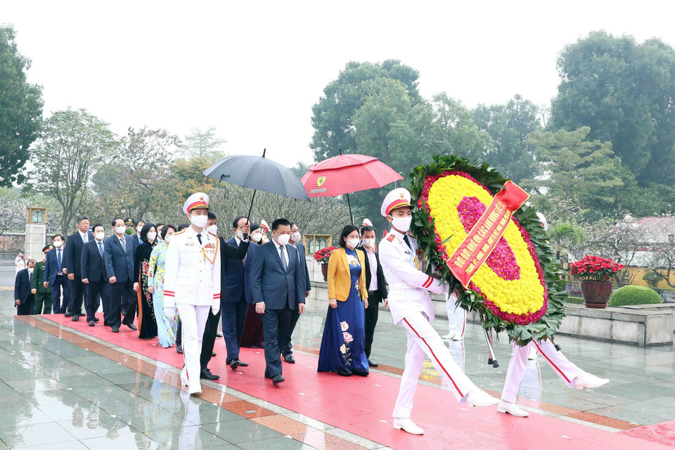 Đoàn đại biểu Thành ủy, Hội đồng Nhân dân, Ủy ban Nhân dân, Mặt trận Tổ quốc Việt Nam thành phố Hà Nội đặt vòng hoa tưởng niệm các Anh hùng Liệt sỹ. (Ảnh: Phạm Kiên/TTXVN)