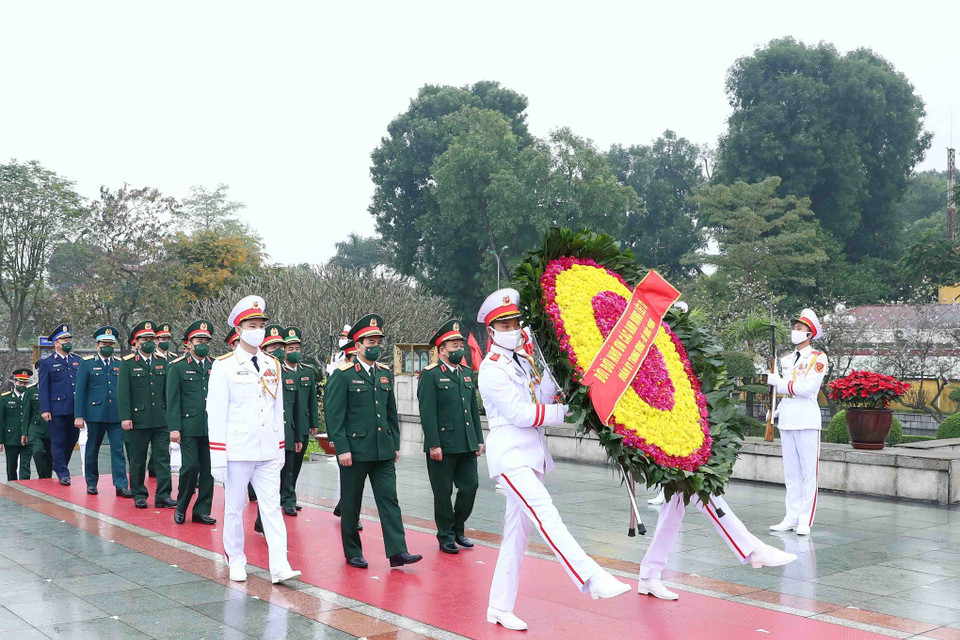 Đoàn đại biểu Quân ủy Trung ương - Bộ Quốc phòng đặt vòng hoa tưởng niệm các Anh hùng Liệt sỹ. (Ảnh: Phạm Kiên/TTXVN)