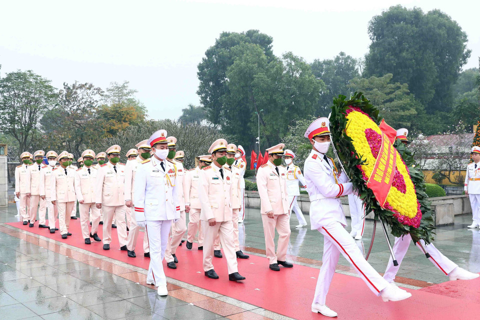 Đoàn đại biểu Đảng ủy Công an Trung ương - Bộ Công an đặt vòng hoa tưởng niệm các Anh hùng Liệt sỹ. (Ảnh: Phạm Kiên/TTXVN)