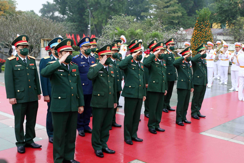 Đoàn đại biểu Quân ủy Trung ương - Bộ Quốc phòng đặt vòng hoa tưởng niệm các Anh hùng Liệt sỹ. (Ảnh: Phạm Kiên/TTXVN)