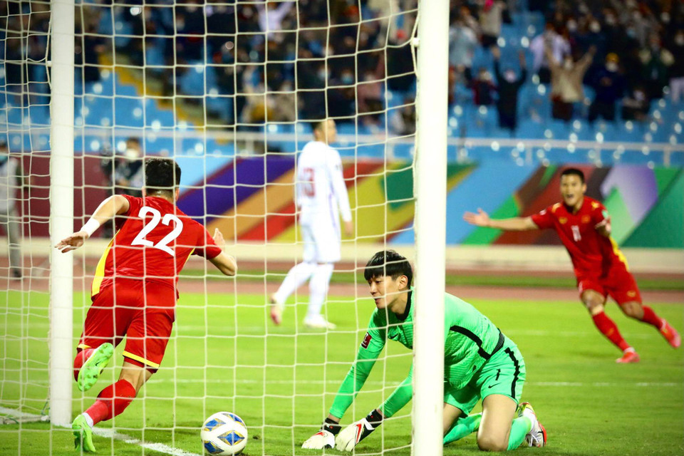 Tuyển Việt Nam ghi bàn vào lưới tuyển Trung Quốc.(Ảnh: Tá Hiển/Vietnam+)