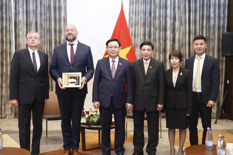 Chủ tịch Quốc hội Vương Đình Huệ tiếp ông Tibor Novák, Giám đốc Công ty Gedeon Richter. (Ảnh: Doãn Tấn/TTXVN)