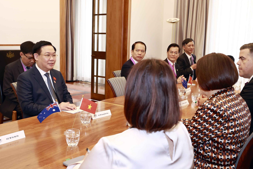 Chủ tịch Quốc hội Vương Đình Huệ hội đàm với Chủ tịch Thượng viện Sue Lines và Chủ tịch Hạ viện Milton Dick. (Ảnh: Doãn Tấn/TTXVN)