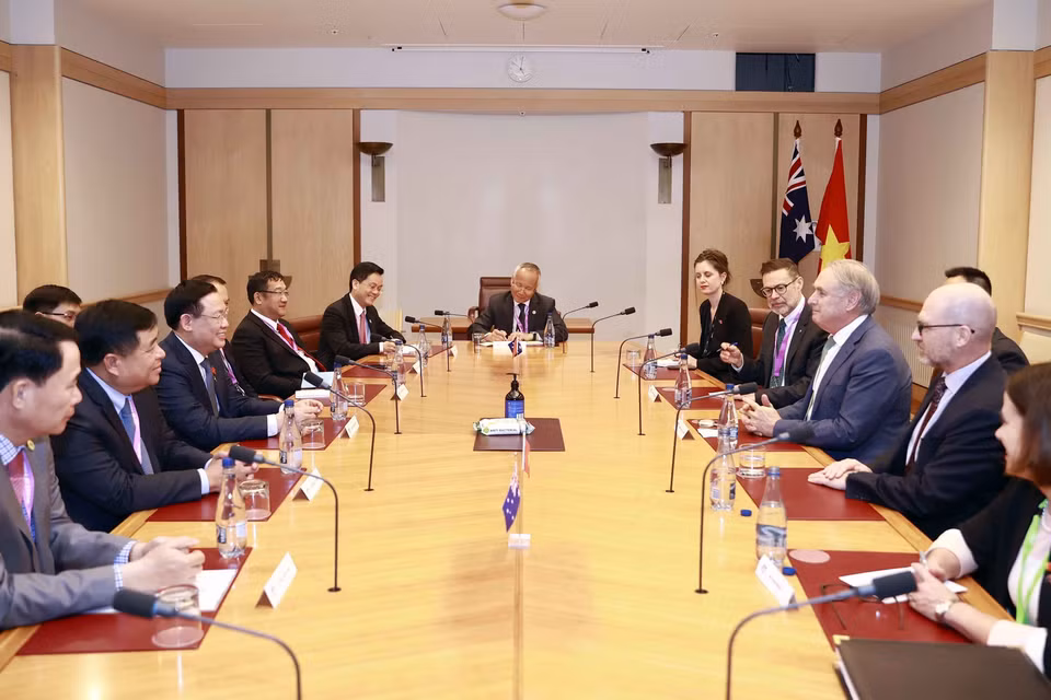 Chủ tịch Quốc hội Vương Đình Huệ tiếp Bộ trưởng Thương mại và Du lịch Australia Don Farrell. (Ảnh: Doãn Tấn/TTXVN)