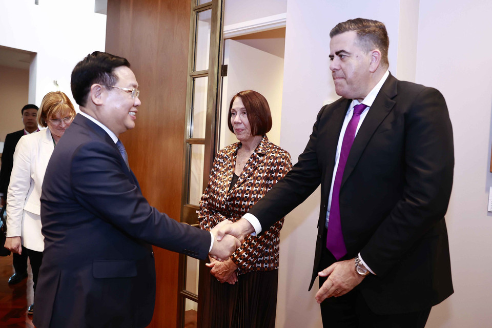 Chủ tịch Quốc hội Vương Đình Huệ với Chủ tịch Hạ viện Milton Dicks. (Ảnh: Doãn Tấn/TTXVN)