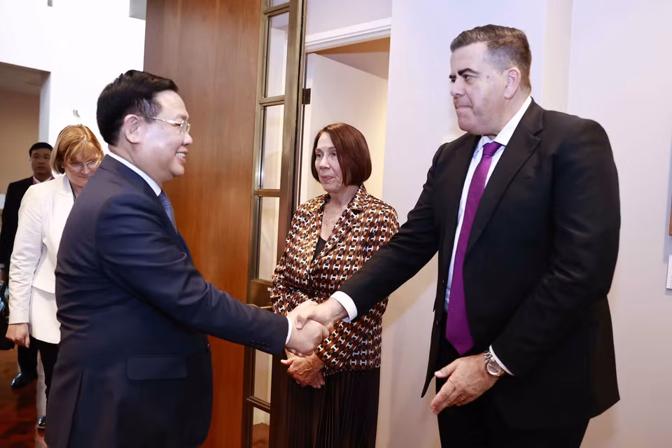 Chủ tịch Quốc hội Vương Đình Huệ với Chủ tịch Hạ viện Milton Dicks. (Ảnh: Doãn Tấn/TTXVN)