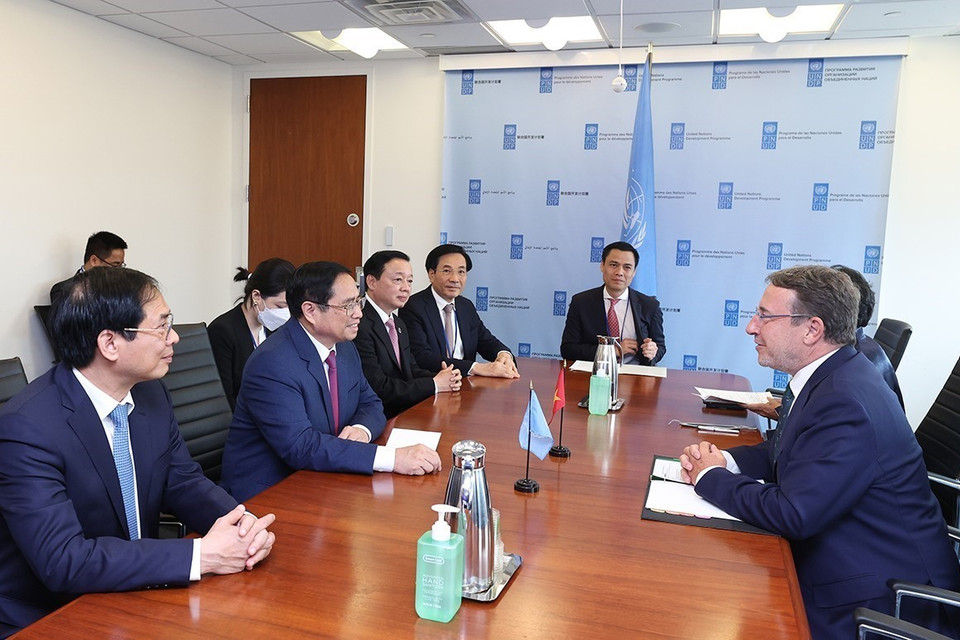 Thủ tướng Phạm Minh Chính gặp Tổng giám đốc UNDP Achim Steiner. (Ảnh: Dương Giang/TTXVN)
