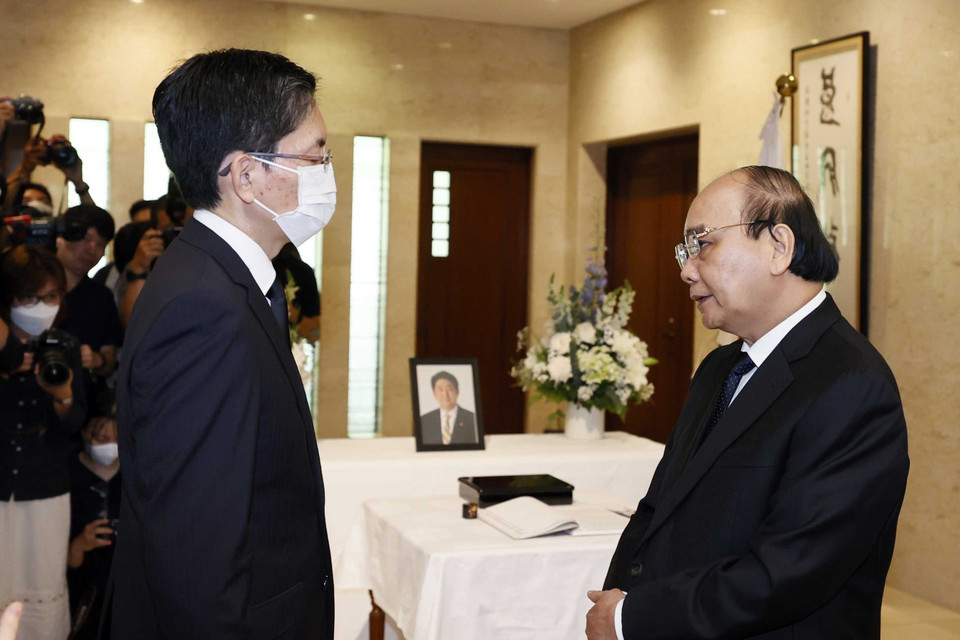 Chủ tịch nước Nguyễn Xuân Phúc chia buồn với cán bộ Đại sứ quán Nhật Bản tại Việt Nam. (Ảnh: Thống Nhất/TTXVN)