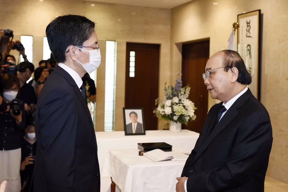 Chủ tịch nước Nguyễn Xuân Phúc chia buồn với cán bộ Đại sứ quán Nhật Bản tại Việt Nam. (Ảnh: Thống Nhất/TTXVN)