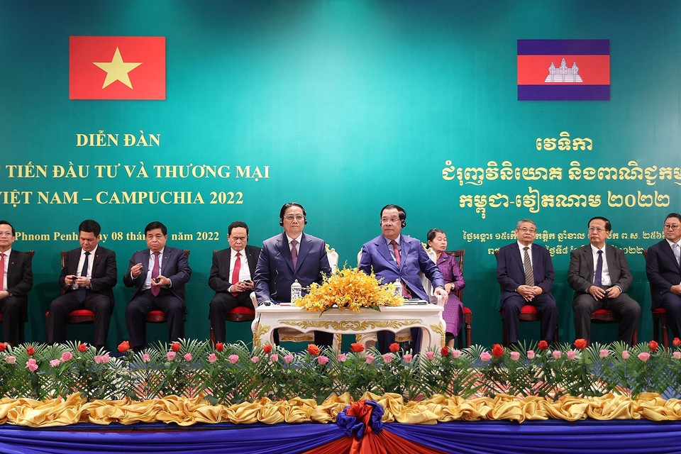 Thủ tướng Phạm Minh Chính và Thủ tướng Campuchia Samdech Techo Hun Sen tham dự Diễn đàn Xúc tiến Đầu tư và thương mại Việt Nam-Campuchia. (Ảnh: Dương Giang/TTXVN)