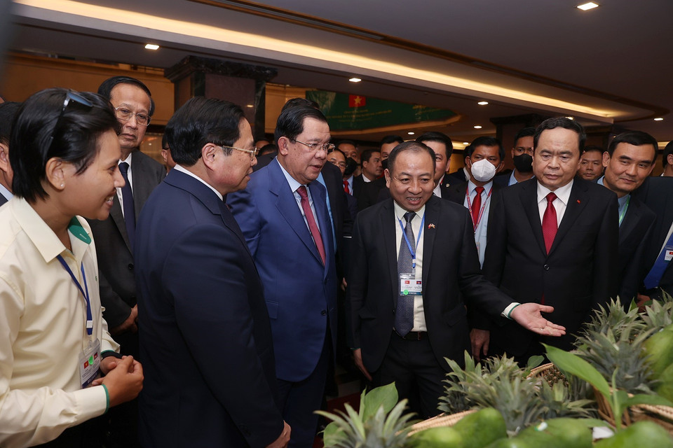 Thủ tướng Phạm Minh Chính và Thủ tướng Campuchia Samdech Techo Hun Sen tham quan gian hàng trưng bày tại Diễn đàn Xúc tiến Đầu tư và thương mại Việt Nam-Campuchia. (Ảnh: Dương Giang/TTXVN)