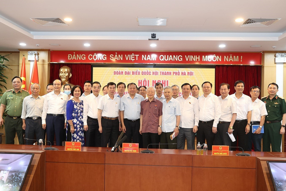 Tổng Bí thư Nguyễn Phú Trọng, Bí thư Quân uỷ Trung ương và các đại biểu với cử tri tại quận Đống Đa. (Ảnh: Trí Dũng/TTXVN)