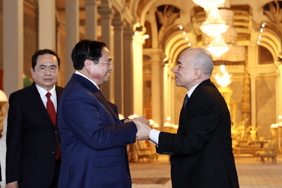 Thủ tướng Phạm Minh Chính hội kiến Quốc vương Campuchia Norodom Sihamoni. (Ảnh: Dương Giang/TTXVN)