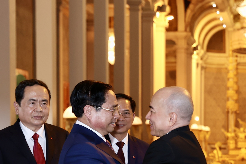 Thủ tướng Phạm Minh Chính hội kiến Quốc vương Campuchia Norodom Sihamoni. (Ảnh: Dương Giang/TTXVN)