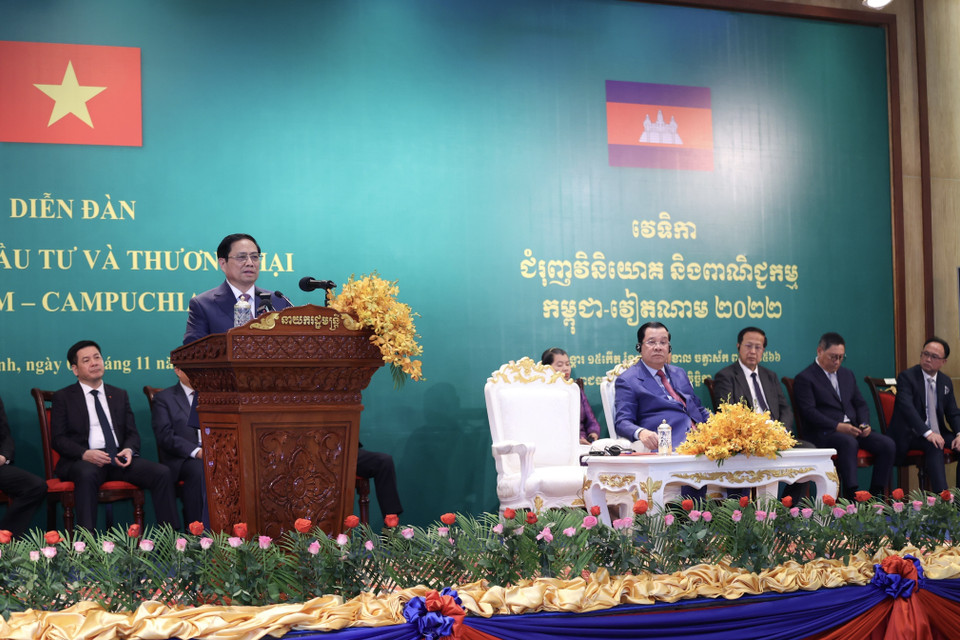 Chiều 8/11, tại thủ đô Phnom Penh, Campuchia, Thủ tướng Phạm Minh Chính và Thủ tướng Campuchia Samdech Techo Hun Sen dự Diễn đàn Xúc tiến Đầu tư và thương mại Việt Nam-Campuchia.